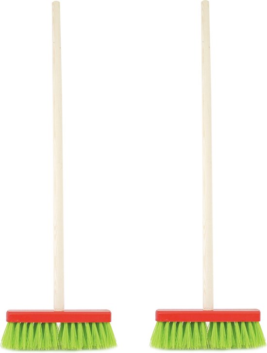 2x stuks buiten kinderbezem groen met houten steel 80 cm - Kinderspeelgoed schoonmaakartikelen/buitenbezems van Classic Cantabile