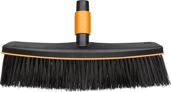 Bezem Straatbezem zonder steel - breedte 38 cm - kunststof zwart/oranje QuikFit 1001416 van Fiskars