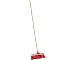 Brumag Straatbezem Dirtmaster voor buiten terrein - Bezemkop harde haren - rood - 30 cm breed - Houten steel van 120 cm van Merkloos	