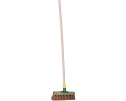 Brumag Straatbezem Greenwood voor buiten terrastegels en klinkers - Harde haren bezemkop 28 cm breed - Houten steel 120 cm van Brumag
