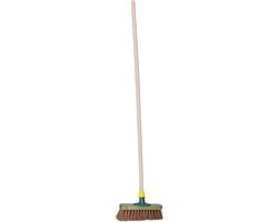 Brumag Straatbezem Greenwood voor buiten terrastegels en klinkers - Harde haren bezemkop 28 cm breed - Houten steel 139 cm van Brumag
