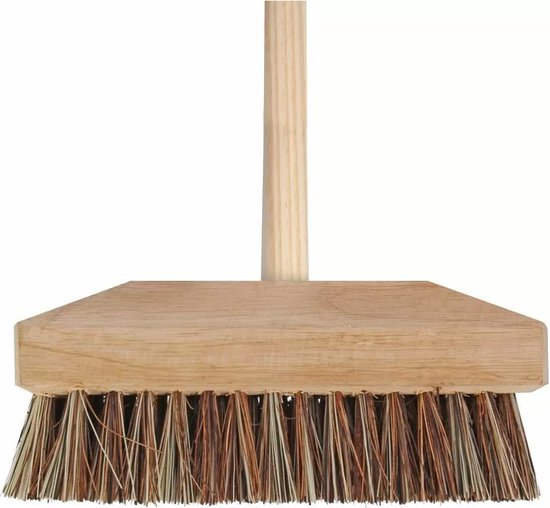 Buitenbezem/schrobborstel hard - FSC hout - 22 x 130 cm - straatbezems van HEMA