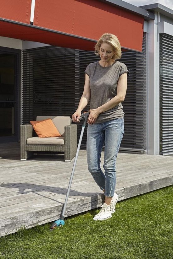 Grasschaar met steel - rugontlastend - 180° draaibare snijkant - antikleefcoating - comfortabele handgreep (12100-20) van GARDENA