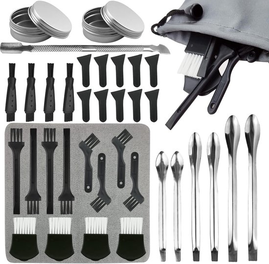 Inclusief 4 soorten kunststof schoonmaakborstels, 6 metalen lepels, 2 aluminium blikjes, 10 kunststof spatels, metalen beitels, flanel, waterdichte tas en opbergdoos