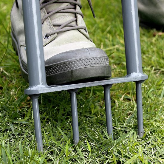 Lawn Spike Aerator, T-handgreep, handmatige ontsmetting en bodem-aerating tool met vier ijzeren spikes, 99 cm, grijs van Yard Butler