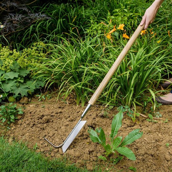 Long Handle 2-in-1 Weed Remover - Crab Tongs Cutting Blade Stainless Steel Moss Scraper Wooden Handle Length 157 cm van Fiskars