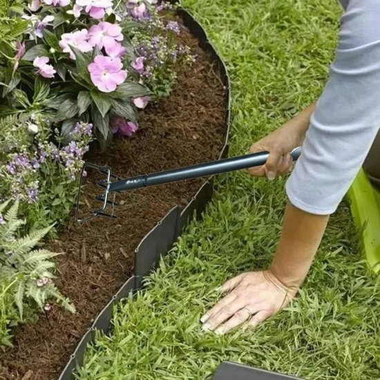 Onkruidharken zijn tuingereedschappen met een lange steel die gebruikt worden om onkruid te verwijderen. van Merkloos	