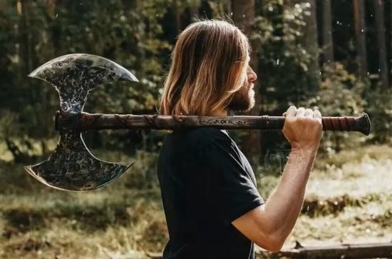 Prachtig afgewerkte bijl in Noorse Viking stijl met dubbel blad, zowel handvat als bijlblad zijn volledig met de hand afgewerkt