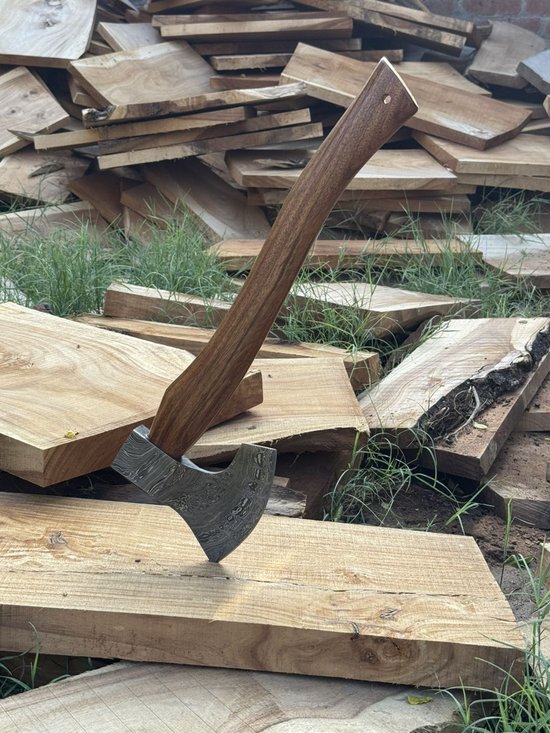 Prachtig afgewerkte bijl in Noorse Viking stijl van Damascus Staal, zowel handvat als bijlblad zijn met de hand afgewerkt
