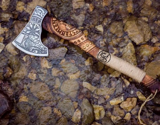 Prachtig afgewerkte bijl in Noorse Viking stijl, zowel handvat als bijlblad zijn afgewerkt van Merkloos	
