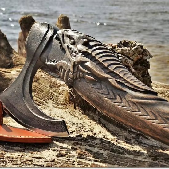 Prachtig afgewerkte bijl in Noorse Viking stijl, zowel handvat als bijlblad zijn met de hand afgewerkt van Merkloos	