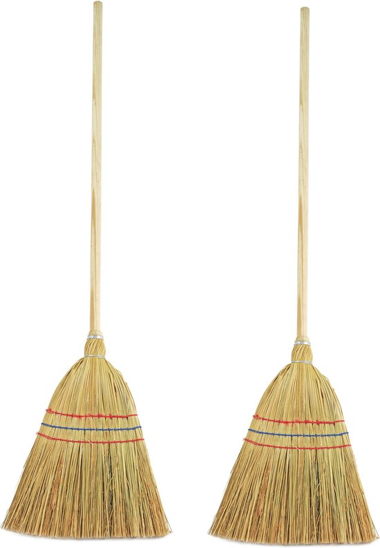 Set van 2x kinderbezems stro met steel 90 cm - Schoonmaakartikelen/Kamerbezems van Mascot Online.