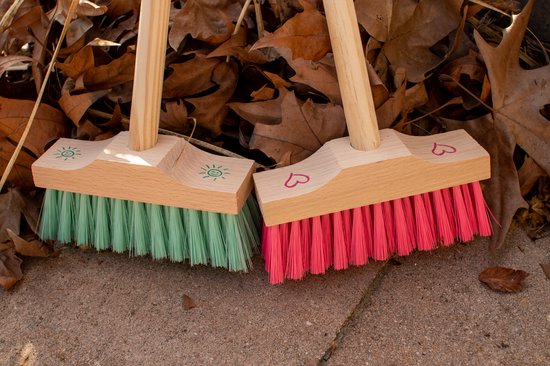 Setje kinderbezems - Speelgoedbezems - met hartjes en zonnetjes - Leuke bezem voor kinderen - Kinderbezems met steel - Nederlandse productie - A-kwaliteit - Gerecycled kunststof van HUISHEER.