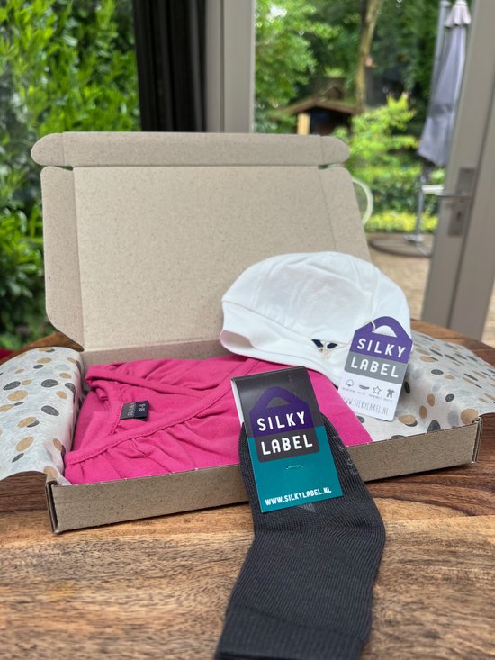 Silky Label Kraampakket Baby Cadeau roze - jurkje lange mouw/sokjes/mutsje - maat 50/56 van Silky