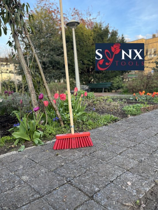 Synx Tools Bezem Nylon Straatbezem - 30 cm - Rode kap - Kunststof vezel - Buitenbezem - Schoonmaakartikelen - met steel 150 cm van Synx Tools