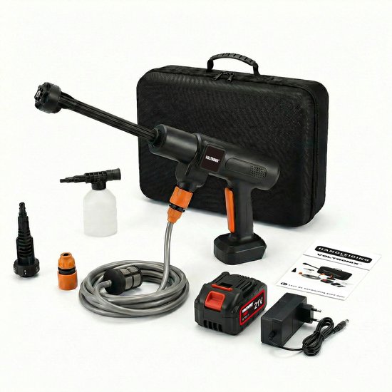 VOLTORNIX™ Elektrische Hogedrukreiniger op Accu 70 Bar – Draadloze Hogedrukspuit – Inclusief 1x Accu 21V / 3000 mAh – 90 Min Gebruik – Zelfaanzuigend –Terrasreiniger - Incl. 6-in-1 Verstelbaar Mondstuk, Aanzuigslang & Koffer.